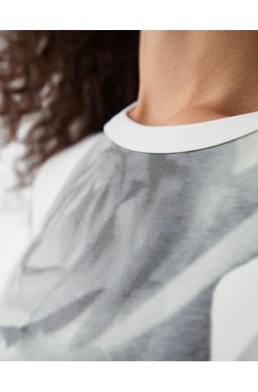 تیشرت آستین کوتاه کوتاه با چاپ زنانه رنگ سفید برشکا