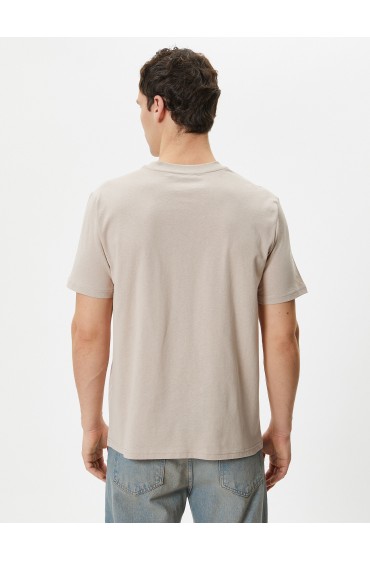 تیشرت با یقه آستین کوتاه نخی با چاپ سرگرم کننده مردانه رنگ بژ  کوتون