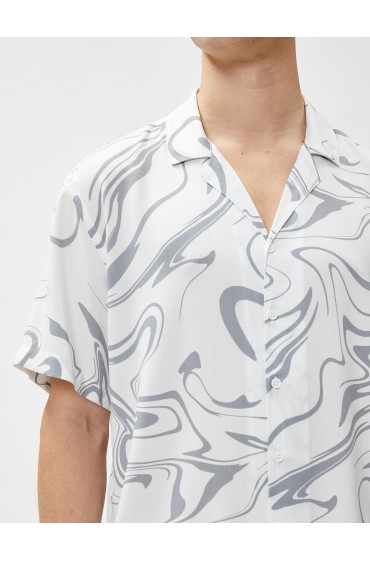 تیشرت تابستانی آستین کوتاه یقه رو به پایین چاپ انتزاعی ویسکوز با جزئیات مردانه اکرو الگوی  کوتون
