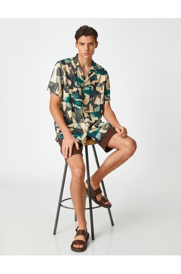 تیشرت تابستانی آستین کوتاه یقه رو به پایین جزئیات چاپ چکیده مردانه طرح سبز  کوتون