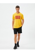 تیشرت اسپرت با یقه آستین کوتاه طرح گرافیکی مردانه رنگ زرد  کوتون