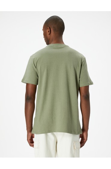 تیشرت بیسیک آستین کوتاه یقه دار طرح گرافیکی با لیبل بافت مردانه خاکی  کوتون