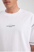 تیشرت آستین کوتاه 100% نخی طرح گرافیکی با یقه Comfort Fit مردانه سفید  دیفکتو