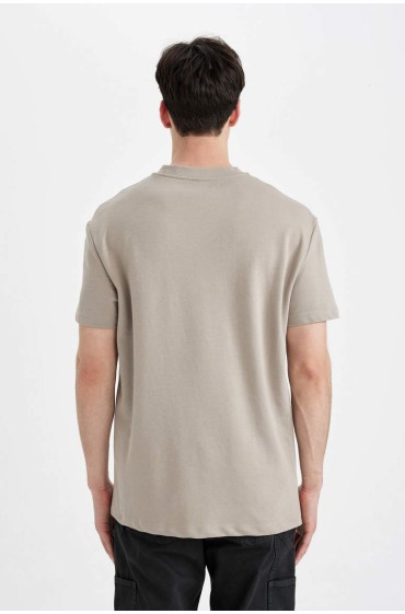 تی‌شرت پارچه‌ای نخی با آستین کوتاه طرح گرافیکی با یقه‌ی معمولی متناسب مردانه استخوانی  دیفکتو
