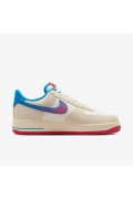 کتونی ایر فورس 1 مدل Nike Air Force 1 '07 LV8 رنگ شیر نارگیل / بادبان / قرمز دانشگاهی / عکس آبی مردانه نایک