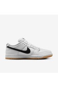 کتونی اسکیت برد مدل Nike SB Dunk Low Pro رنگ سفید / سفید / صمغ قهوه ای روشن / مشکی مردانه نایک