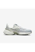 کتونی ورزشی مدل Nike V2K Run رنگ گرد و غبار فوتون / سفید قله / ارتش نور / نقره ای روشن زنانه نایک